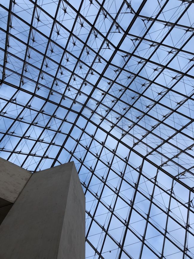 朝一歩いてルーブルへ。<br />徒歩25分くらいでしょうか。<br />オープン10分前くらいに到着。<br />そんなに並んでません。<br />やはり、チケットなしのほうは少し列が長かったです。<br />ミュージアムチケットは楽ちん。<br /><br />やっとピラミッドに入れた！<br />ピラミッドだけじゃなく建物全体が本当にステキでした。<br /><br />そのまま入場と同時にモナリザに向かいます。