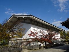  宝物館では、国宝・重要文化財をはじめ、多くの寺宝を保存・展示しています。