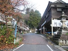 門脇茶屋の前に参拝者専用駐車場があります。

寺の門前には2軒の料理茶屋が営業しており、山菜料理が有名だそうです。平日の午後だったのでお店は開いていましたが営業している雰囲気はありませんでした。