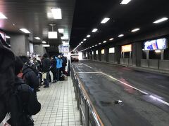 初滑り期間はの札幌国際行は８時30分発の１便だけ。20分ごろに札幌駅前のバスターミナルのホームに着くと乗客の列。バスはほぼ満席に