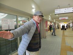 鳥羽駅です

遠く　熊本から参加してくれた先輩が　
ここでお別れ

ＪＲも　近鉄も　
みんな止まっていたので　
セントレアまで行って　
飛行機に乗らなくてはならない先輩は　
気が気じゃなかったはず　

あとで聞いた話では
最初に動いた電車に乗って　
ぎりぎりセーフで　飛行機に間に合ったそうです

良かった～！