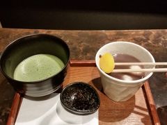 　あちこち歩いたので、休憩。お茶しに魚町銀天街の「辻利」へ。
お茶だけにしておけばよかったのですが、来月また小倉に来るまで食べられないので、後悔しないように、ぜんざいセットにしました。530円。大きな栗が入っています。