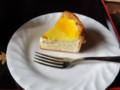 　おもたせを頂きました。外側はパイ生地。個人的にはタルトの方が好きです。
中のチーズは柔らかくて美味しいです。
　娘達情報によると、大阪、浦安、秋葉原、シドニーにもお店があるそう。知らないのは母だけ？若い人の方が新しい物を知ってます。