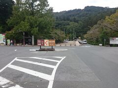 長瀞駅前から車で3分、宝登山のふもとに来ました。このまま直進すると《宝登山神社》、左に曲がると宝登山を登るロープウェイ乗り場に行けます。

僕たちは直進して《宝登山神社》に向かいます。