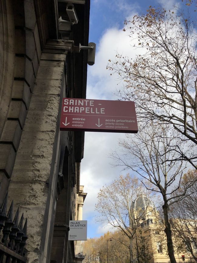 ルーブルから徒歩でサントシャペル教会へ。<br />あまり並ばず入れました。<br /><br />一階だけみて、こんなものなのか、と思っていたところ二階にあがる階段が。<br />暗すぎて気づかないところでした。<br />