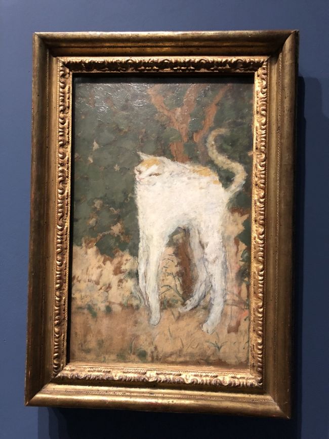 どなたの作品がわかりませんが、キュートな猫ちゃん。<br />フランスは猫ちゃんまで手足が長い。