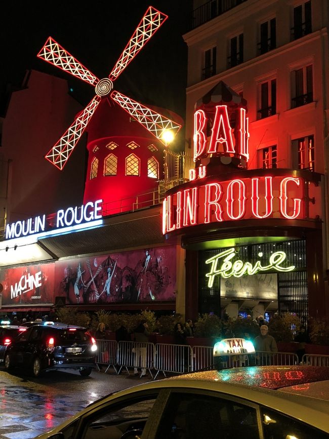 最後はムーランルージュへ。<br />日本からサイトで予約をしました。<br /><br />言えることは、<br />・トイレを必ず済ませてから行くこと。<br />・あまり飲みすぎないこと。<br /><br />座席がすんごくキツキツなんです。<br />トイレに行くために避けてください、とお願いするのも、されるほうもけっこう大変な感じでした。<br /><br />肝心のショーは、素晴らしかったです。<br />女性は上半身スケスケか、ほぼ裸みたいな感じなときもあったのかなぁ。<br />メガネを持って来てなかったのであまり見えませんでした。<br />アクロバティックな動きをする男女ペアもあって、ハラハラドキドキしました。<br />とっても練習されてるんだと思います。<br />お値段はそこそこしますが、一見の価値はあるかと思います。<br />