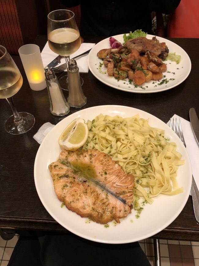 夜はオルセーからホテルまでの通り道にあるお店でした。<br />サーモン、美味しい！<br />ボリュームもすごかったです。<br />店員さんが優しくて、食事もどこでも美味しいです。<br />薄味なものもありますが、最初からこってりしているより、自分でも調整できるのが安心です。<br />イタリアよりお料理は好きだなぁ。