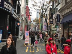 そして、明洞で両替をします。
水曜のこの時間は屋台が出てませんでした。