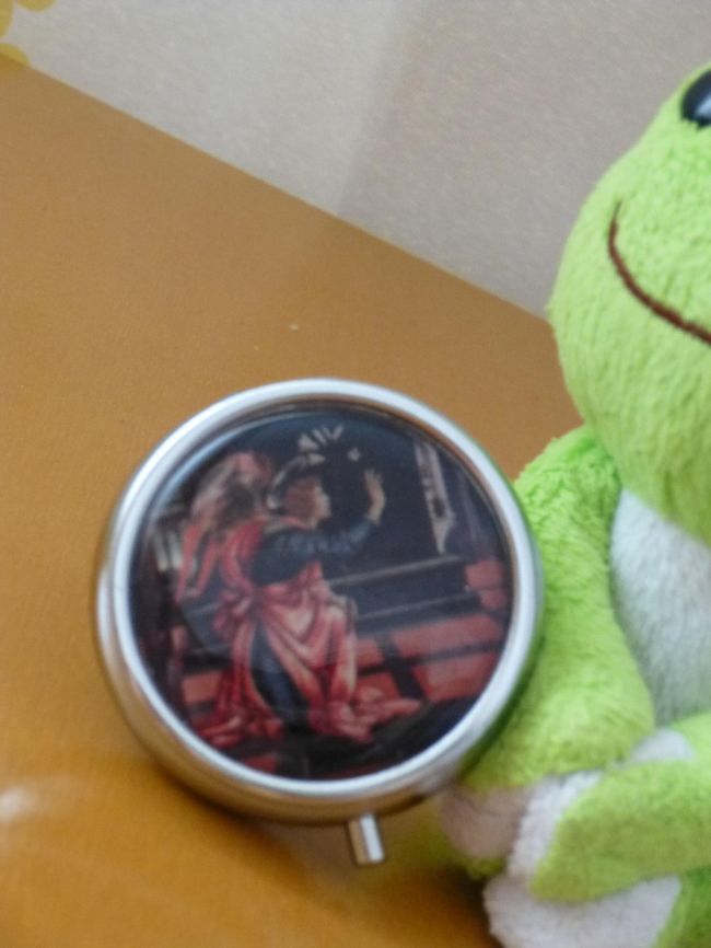 ～お土産たち～<br /><br />フィリピ―ノ・リッピ「受胎告知」の大天使ガブリエルのピルケース（市立美術館）