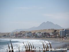 ワンチャコ(Huanchaco)

砂浜にトトラ舟が並ぶリゾート地です。