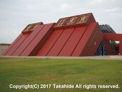 シパン王墓博物館(Museo Tumbas Reales de Sipán)

モチェ(Moche)時代の王(El Señor de Sipán)の墓です。

シパン王墓博物館：https://en.wikipedia.org/wiki/Royal_Tombs_of_Sipán_Museum
モチェ：https://ja.wikipedia.org/wiki/%E3%83%A2%E3%83%81%E3%82%A7%E6%96%87%E5%8C%96
王：https://en.wikipedia.org/wiki/Lord_of_Sipán