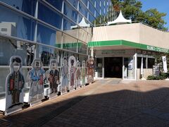 ロープウェイ乗り場までやって来ました。
入口の前に並んでいるのは…

