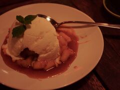 楽しい夕食の後は、宿の方へ帰ってきて、人気レストラン「Who’s Who」でデザートタイム。ここは食事もデザートもおいしいんです。
しっかり食べて、8日目も終了。明日は最終日です。