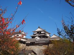 本丸広場に入ると、目の前に松山城がドーン！
青空に映えて美しい！

お城の入り口のチケットブースで天守観覧券を出していざ中へ。



