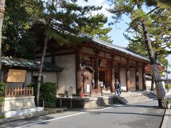 京都と違い、道が狭いです。
観光客が広がって歩いている為、車が
来ると怖いです。

唐招提寺の中へ向かいます。

