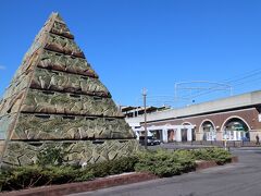 常滑駅。
やきもの散歩道Aコースと陶彫のならぶ商店街、郵便局を訪ね歩き駅に戻る。