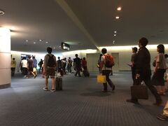 ■やっと到着

最近の羽田空港は混んでいて、定刻に到着したためしがない。