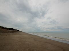 ■とりあえず海

雨だけど、とりあえず有料道路近くの一ツ葉海岸に行ってみた。