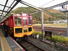 奇跡的に座席がとれた嵯峨野トロッコ列車。
嵐山からだと取りにくいといううわさで、トロッコ亀山駅から乗車。