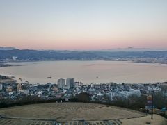 朝7時、諏訪湖を眺める高台にある《立石公園》に到着。まだ夜も明けきらない空の下、諏訪湖全体を見渡せ、更に遠くの山々には雲海がかかっているのが見えます。うーん、心が洗われるような綺麗な景色。

ちなみに、2016年に大ヒットしたアニメ映画「君の名は」に出てくる糸守湖は、この諏訪湖がモデルになったと言われています。