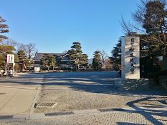 駐車場から歩いて5分程で《松本城公園》の入口に到着。この時点ではまだ朝8時半前、人影はほとんどありません。
