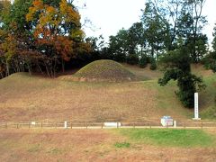 子嶋寺から7～8分ほどでキトラ古墳に着きました。キトラ古墳は石室内に壁画が見つかり、高松塚古墳とともに保存事業が行われました。鎌倉時代に盗掘されていますが、なんとか玄武、青竜、白虎、朱雀の壁画は残りました。これらは渡来人の絵師によって描かれたのではないかといわれています。