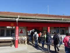 掛川から８０分ほどで気賀駅に到着。普段は無人駅ですが、今は「直虎」の装飾をして、賑わっていました。