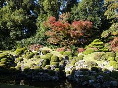 国の名勝に指定されている龍潭寺庭園。大勢の人が縁側に腰をかけて、この庭園を見ていました。