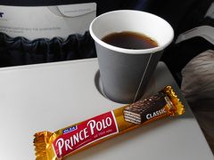 ドリンクとスナック。
このチョコバーは秀逸。

50分でワルシャワ空港着。

ワルシャワ空港の出国後エリアはそれなりに広い割には、施設（特に飲食）があまり充実していないような・・・。
