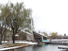 その後、鶴岡市内まで１時間。雨、雹、雪か目まぐるしく移り変わるのを楽しみつつ、ランチへGO!
 
水の食卓 百けん濠さんへ。
慶応大生命科学研究所の裏です。
 
車は鶴岡中央公園の無料駐車場へおいて、しばらくランチ後も周りを歩きました。