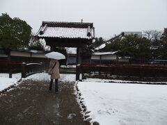 旧致道館。庄内藩の藩校です。
中に入り歩きましたが、ずっと雨と雹の中を歩いて、そろそろ限界^_^; だんだん雪に変わっていきました。