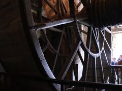 聖マルタン礼拝堂を進んだところにある巨大な車輪
修道院が牢獄として使用されていた時代、重い荷物や食料を下から運ぶのに使われ、車輪の中に6人もの囚人が入って回したそうです。
