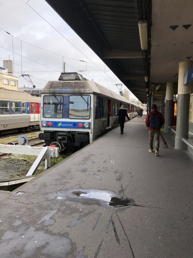 ヴェルサイユ駅からサンラザールへ。<br />ヴェルサイユから出る電車はすべてサンラザール行きの表示でしたので安心して乗車。<br />相変わらずのスカスカです。<br /><br />危ない思いもなく、怪しい乗客も見当たらず、国鉄、乗りやすかったです！<br /><br />サンラザールについてから、まだ時間があったので歩いてオペラ座に向かいます。<br /><br />オペラ座の内部見学チケットを購入し内部へ。<br />