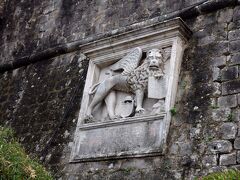 コトルの城壁はヴェネチア共和国によって築かれたため、
翼のついたライオンがここでも登場。
今年6月のイストラ半島に本家本元のヴェネチアに続いて、
またまたお目にかかるとは？