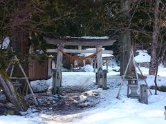 こちらの《白川八幡神社》の中にあります。

鳥居の先は雪が積もっていて、滑りやすかったです。て言うか滑りましたが。