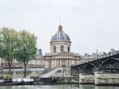セーヌ川にはいくつも橋が架かっていますが、これはポン・デ・ザール、日本語にすると芸術橋。1804年完成のパリで最初に造られた鉄橋だそうです。
奥のドーム型屋根はフランス学士院、趣のある建物です。