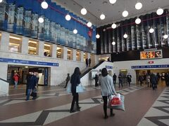 なんだか空港みたいですね。駅の中にもライマチョコレートがありました。中央市場の中にも。