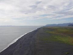 スコゥガフォスを去った後、1号線を更に東に進みます。ヴィク（Vik）に入る少し手前で、218号線に入ってしばらく走ると、坂を上っていきます。ディルホゥラエイ（Dyrhólaey）灯台がある高台に出ます。そこからは、延々と続く黒砂のビーチを見下ろすことが出来ます。