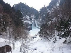 《平湯大滝》に到着！結構遠くにあるのですが、それでも迫力があります。

氷った滝の一部が淡い水色をしていて、なんとも神秘的な感じです。