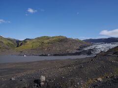 この日の最初の目的地は、ソゥルへイマヨークトル（Sólheimajökull）氷河です。1号線から221号線に入ってしばらく走ると、駐車場があります。ここに車を止めて、少し坂を上ると氷河が見えてきます。ここからは坂を下って、氷河に近づいていきます。