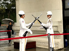 移動して　衛兵交代式を見に行きました。　めちゃめちゃかっこよかったです