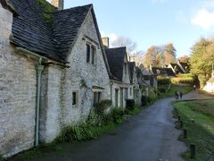 ここがバイブリ―で一番有名なアーリントン・ロウ。
というか、コッツウォルズで一番有名かもしれない。
イギリス人のパスポートの裏表紙には、この建物が描かれているらしい。