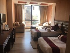The Address Kathmandu Hotel はカトマンズ中心部のタメル地区にあり、スーパーもレストラン、ショップもたくさんあり非常に便利でした
この広さで朝食付き1泊6,000円位はお得だと思いますが、カトマンズでは高い部類です
オーナーのラムさんは日本にもいたことがあり日本語が堪能で色々と親切にしてもらいました(2024年現在ラムさんは辞めてカナダ在住だそうです、残念!)
スタッフも非常に感じが良いです

フリーWiFiは、部屋では弱いですが、ロビーや1Fカフェではサクサク通じました