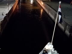 夜にエスナ水門を通過しました。