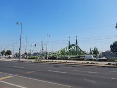 今日は一日ブタペスト観光。
自由橋からくさり橋までドナウ川沿いを歩きます。