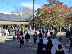 参拝と紅葉を見て階段を降りて最初に出た食堂前の広場へ…