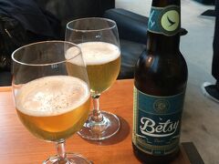 往路は8:45の金浦行JAL便。
担々麺を食べにキャセイのラウンジに行ったらオリジナルの記念ビールがあった。
BETSYというのはキャセイの最初の飛行機の名前とか。
香港のブリュワリーと共同開発した機内専用ビールとか。

