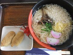 山頂で昼食に素麺を食べる。小豆島は素麺も有名。 
