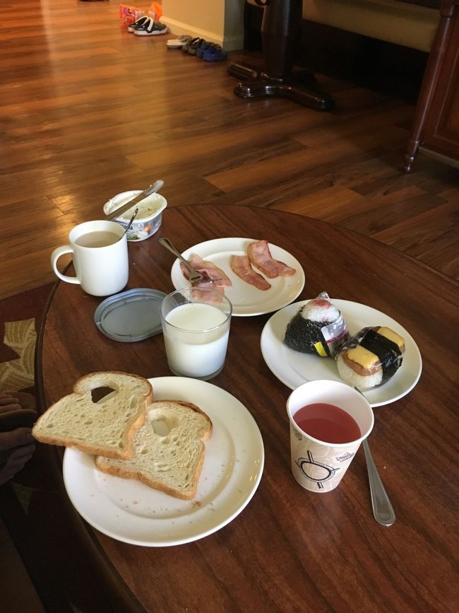 朝ゴハンです。<br />いつもはラナイで食べるんですが、なんだか５階だと…ね～😂<br />…っということで、リビングでいただきまーす😄<br /><br />タロさんは定番のいやす夢のオニギリと牛乳。<br />タロさんパパ&amp;ママは食パンにクリームチーズ、そしてベーコン、コーヒー。あら、野菜がないな💦<br /><br />タロさん一家にとって、年１でハワイを訪れること自体が超ゼイタクなので、ハワイではゴハンは質素です😁<br /><br />ワイキキアンはキッチンあるので、便利です。